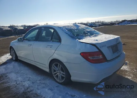 2013 Mercedes-Benz C 300 4Matic z USA, uszkodzony, nr VIN WDDGF8AB2DR247457